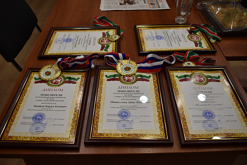 21 декабря 2023 года в Госалкогольинспекции Республики Татарстан состоялась церемония награждения победителей ХI Республиканской Олимпиады по теме «Защита прав потребителей» среди школьников 8-11 классов